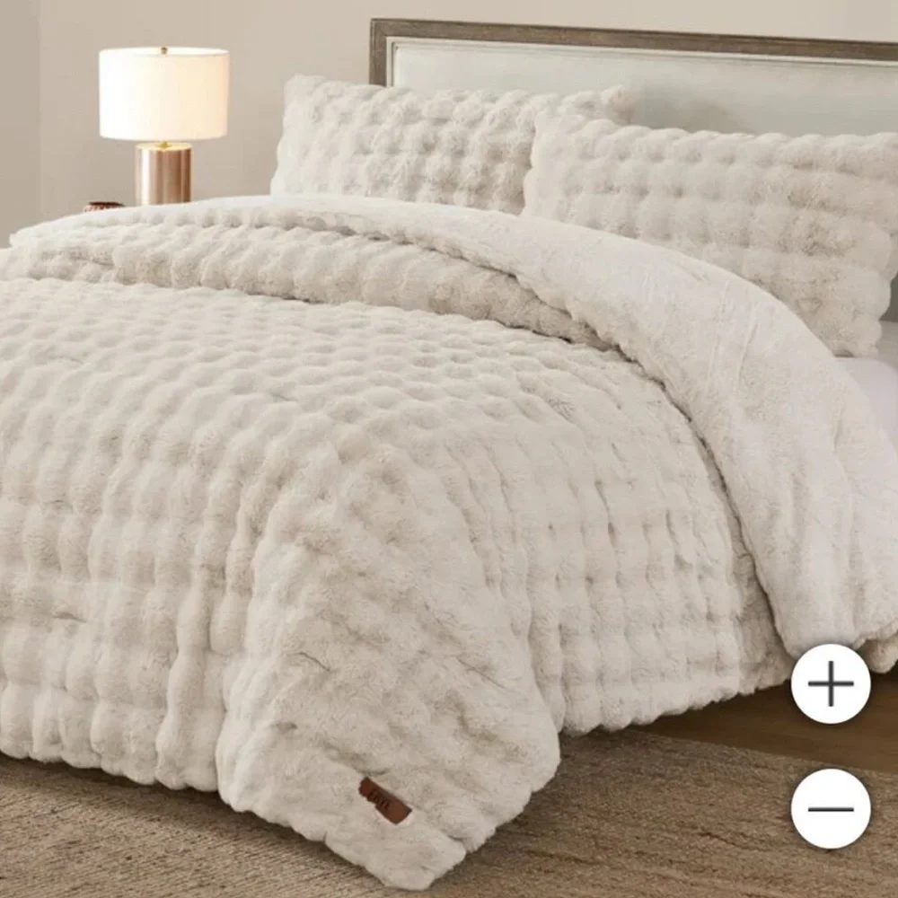 Frye Faux Fur Comforter Set - King in Cream / ivory